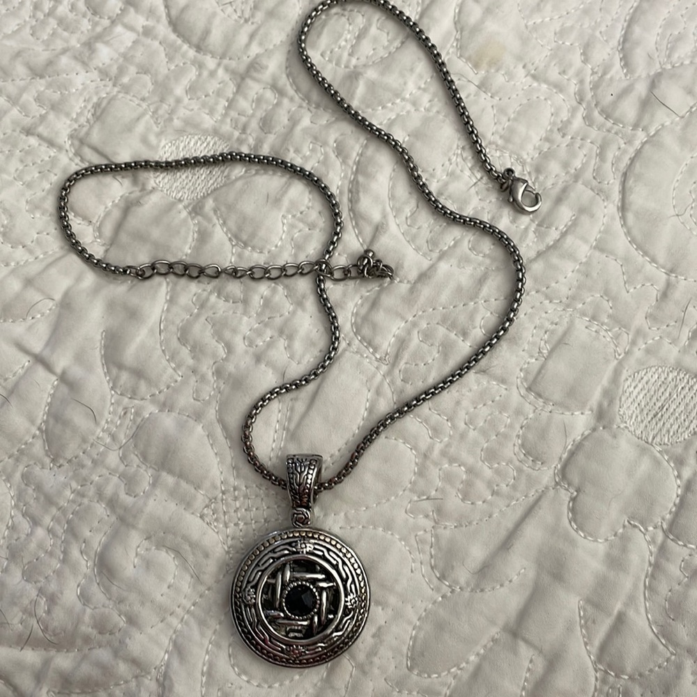 Silver necklace ; adjustable length.